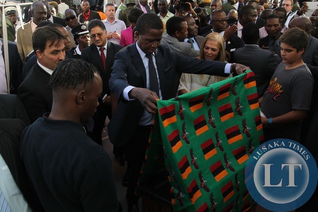 President Edgar Lungu unveil the plaque to officially open the Embassy Shopping Mail in Makeni