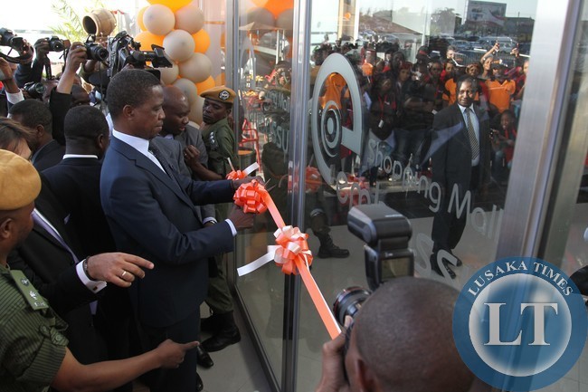 President Edgar Lungu cuts the ribbon to officially open the Embassy Shoping Mail in Makeni