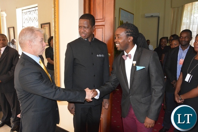 Power FM owner Kenny Tonga shakes hands with USA Ambassador Eric Schultz whilst President Lungu looks on at State House during the meeting with Mandela Washington Fellowship of young African Leaders