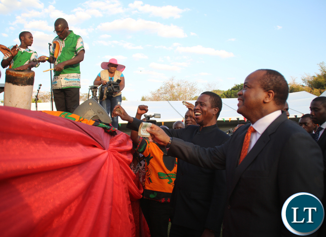 King Mswati and President Edgar Lungu giving money to PF National Choir that performed.