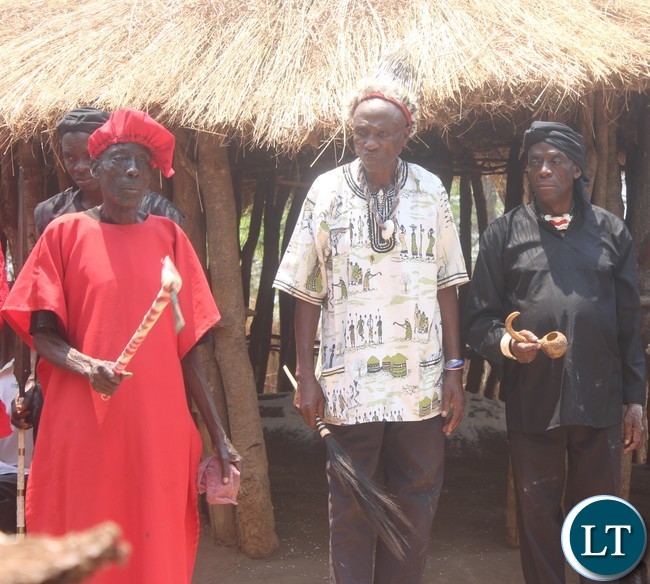 Senior Chief Mukuni Ng'ombe (left) and Senior Chief Mukuni (Right) perform a ritual during the Kulamba Kubwalo traditional ceremony in Chibombo district.