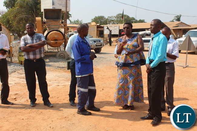 P.S. CEntral Province Edwidge Mutale talks to workers at Mkushi District Hopsital construction site. by Chiza Muzia, ZANIS.
