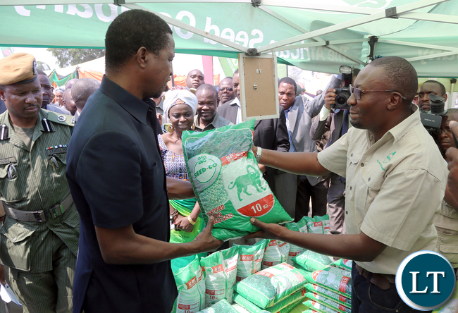 President Lungu Recieves a 10 kg 0f seedco Maizr from Br Brian Mhango in Choma 1490