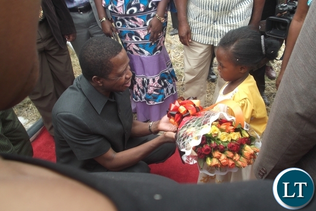 President Lungu was in Lunga District to inspect some developmental projects in the area and was welcomed by four year old Lilian Chabala at Kasomalunga Primary School Grounds