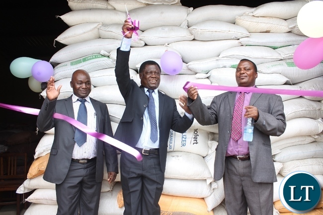 Mongu District Commissioner Susiku Kamona (c) cuts the ribbon to officially launch the 2015/2016 farmers Impute Support Programe (FISP) as Western Provincial Agriculture Officer Alex Chilala (l) and Mongu District Agriculture Officer Ng’ambiChabalanga (r) observes in Mongu Mongu District Commissioner Susiku Kamona (c) cuts the ribbon to officially launch the 2015/2016 farmers Impute Support Programe (FISP) as Western Provincial Agriculture Officer Alex Chilala (l) and Mongu District Agriculture Officer Ng’ambiChabalanga (r) observes in Mongu