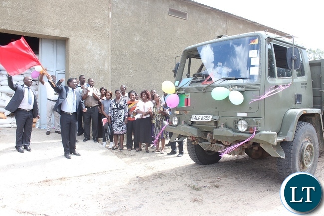 Mongu District Commissioner Susiku Kamona (c) flags off the distribution of farmers imputes during the launch of the 2015/2016 farmers Impute Support Programe (FISP) in Mongu
