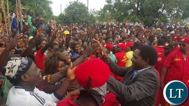 HH greeting multitudes in Mongu