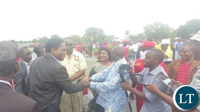 HH greeting officials on arrival at Mongu airport