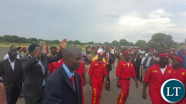 HH surrounded by his security team on arrival at Mongu airport