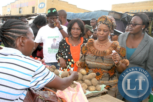 First Lady Esther Lungu buying merchandize at Kasompe Market in Chingola on Monday, Decemmber 7,2015. The First Lady is in Chingola to check and witness various projects that are being undertaken by various stakeholders and those that are undertaken by Konkola Copper Mine (KCM) under Corporate Social responsibility -Picture by THOMAS NSAMA