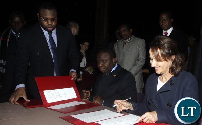 President Edgar Chagwa Lungu (second from right) watches as French Minister of Ecology Segolene Royale (right) and Foreign Affairs Minister Harry Kalaba signs an at agreement at the National Museum of Natural History in Paris, France on Monday,February 8,2016.. PICTURE BY SALIM HENRY/STATE HOUSE ©2016.