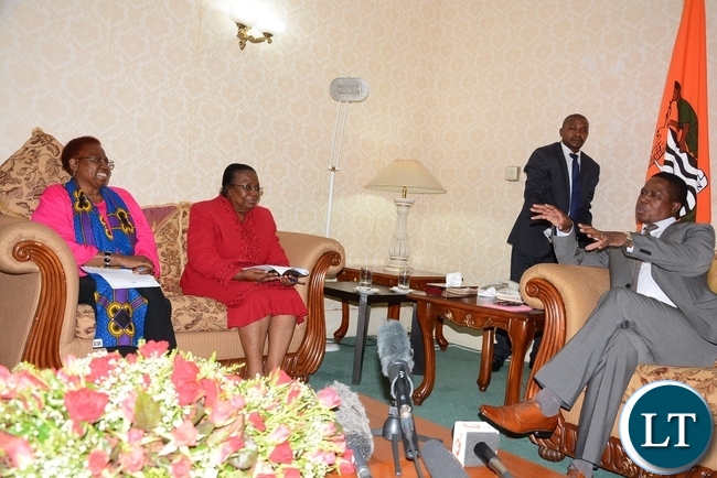 President Edgar Lungu speaks to NGOCC member of board of trustee Dorothy Hamwele (c) and NGOCC chairperson Sarah Longwe at State House