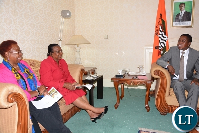 President Edgar Lungu speaks to NGOCC member of board of trustee Dorothy Hamwele (c) and NGOCC chairperson Sarah Lungwe at State House
