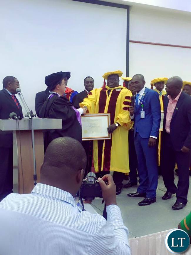 Dr Kambwili receiving the award