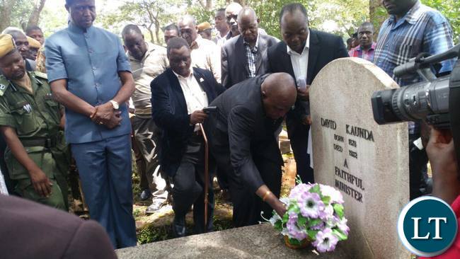 President Lungu in accompany with the former president Dr Kenneth Kaunda visited the burial site Of Dr Kaunda’s parents at Lubwa.