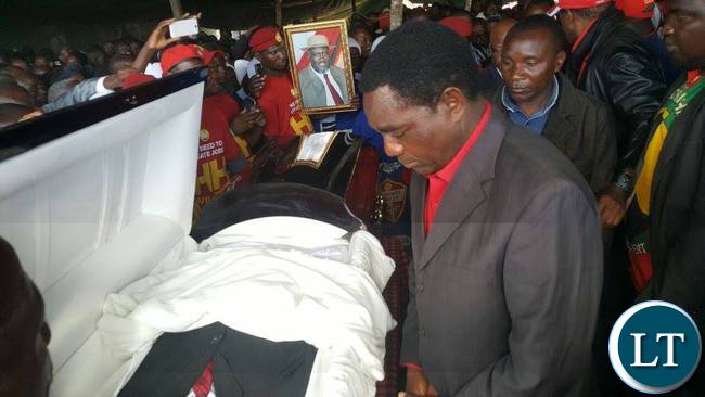 HH views the body of late Mr Muntanga