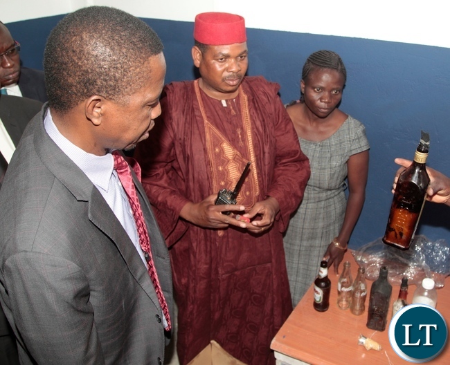 Inspector Adrian Chimuka explains to President Edgar Lungu on the patrol bombs which they discovered at Bauleni Market which were used by suspected UPND cadres after the explosion that destroyed the shops