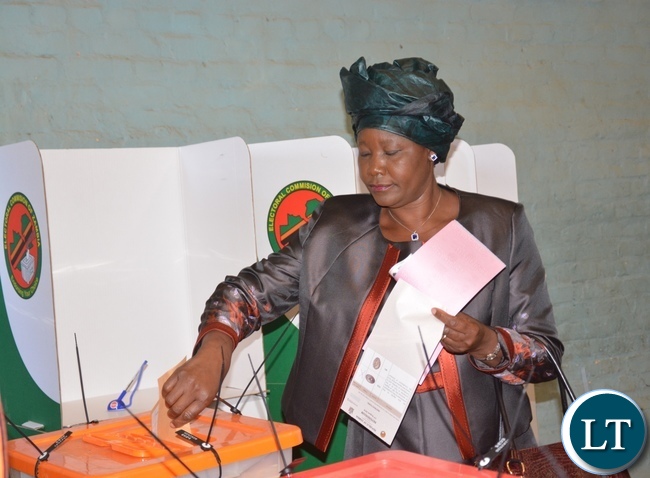 Forum for Democratic and Development President Edith Nawakwi casting her vote at UNZA polling station in Lusaka yesterday,11-08-2016.Picture by Ennie Kishiki/Zanis. Forum for Democratic and Development President Edith Nawakwi casting her vote at UNZA polling station in Lusaka yesterday,11-08-2016.Picture by Ennie Kishiki/Zanis.