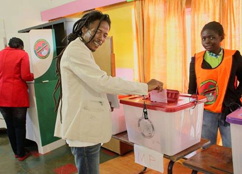 Kabwata aspiring candidate Maiko Zulu casts his vote