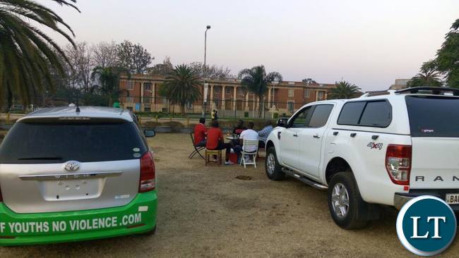 PF youths enjoying their mini-bar outside the Supreme Court