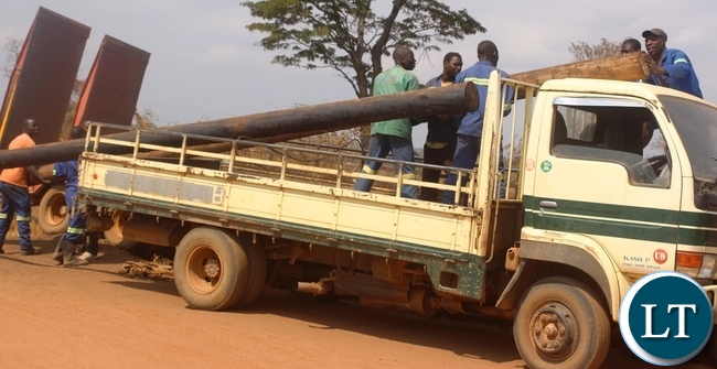 The rural Electrification Authority (REA) has started connecting Chief Chamuka of the lenje speaking people of central province to the electricity power grid.This is in a bid to better the lives of the people in the area, above workers offloading poles.