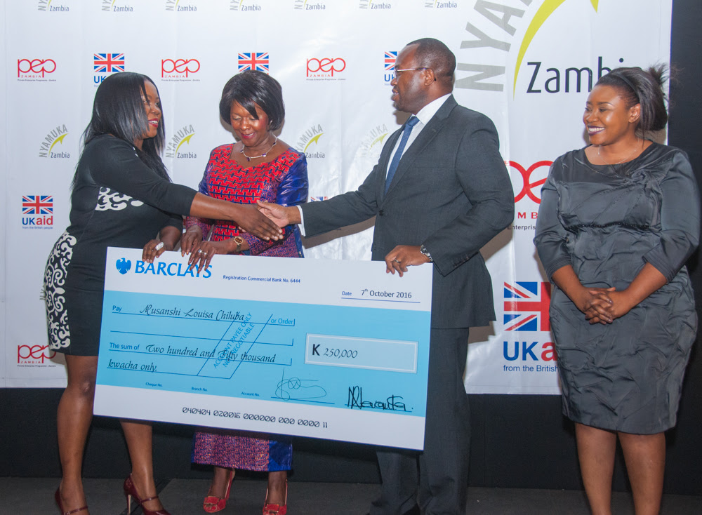 Nyamuka Zambia 2016 winner Musanshi Louisa Chiluba receives K250,000 from Hon. Margaret Mwanakatwe and Barclays managing director Saviour Chibiya.