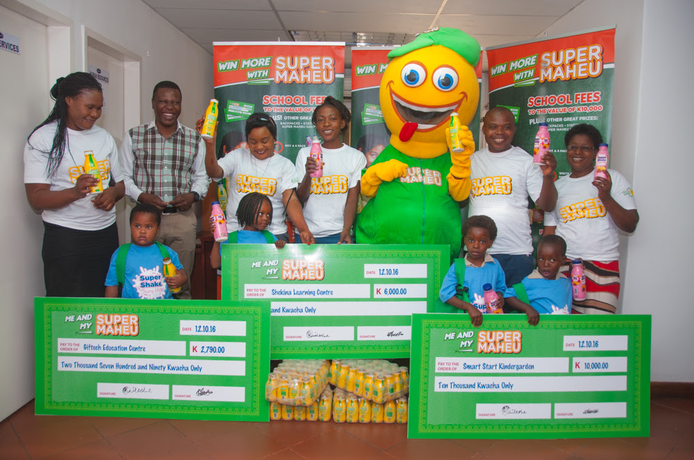Super Maheu general manager Panji Banda presents back-to-school awards to competition winners.
