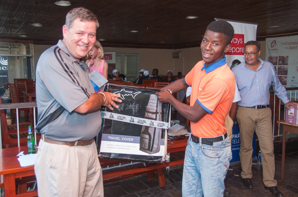 Paratus sales executive Andrew Shaw presents a golf prize to a lucky winner.