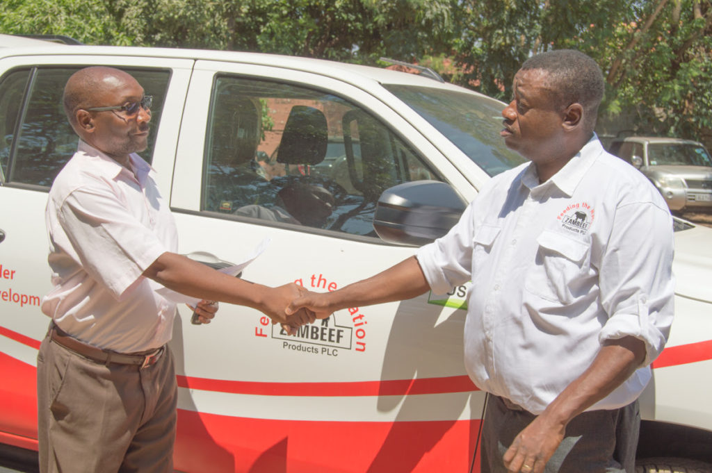 Zambeef head of marketing and corporate affairs Felix Lupindula’ receives the vehicle on behalf of Zambeef from Musika managing director Reuben Banda.