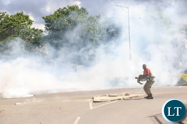Zambia Police fighing Running Battles with UPND cadres