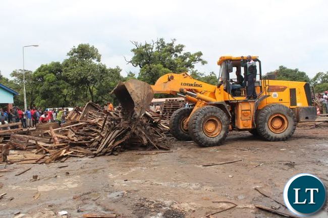 he Kitwe City Council today swung into action removing vendors on part of Matuka Avenue. This follows City Mayor, Christopher Kang'ombe's remarks during a meeting at the weekend that he would not tolerate vending in the Central Business District (CBD). In the picture, a front end loader removing palates where vendors used to display their merchandise. PICTURE BY MUKWINDA NG'UNI/ZANIS