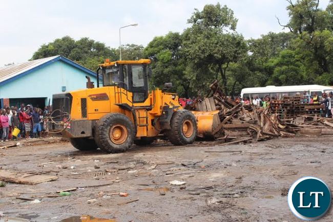 he Kitwe City Council today swung into action removing vendors on part of Matuka Avenue. This follows City Mayor, Christopher Kang'ombe's remarks during a meeting at the weekend that he would not tolerate vending in the Central Business District (CBD). In the picture, a front end loader removing palates where vendors used to display their merchandise. PICTURE BY MUKWINDA NG'UNI/ZANIS
