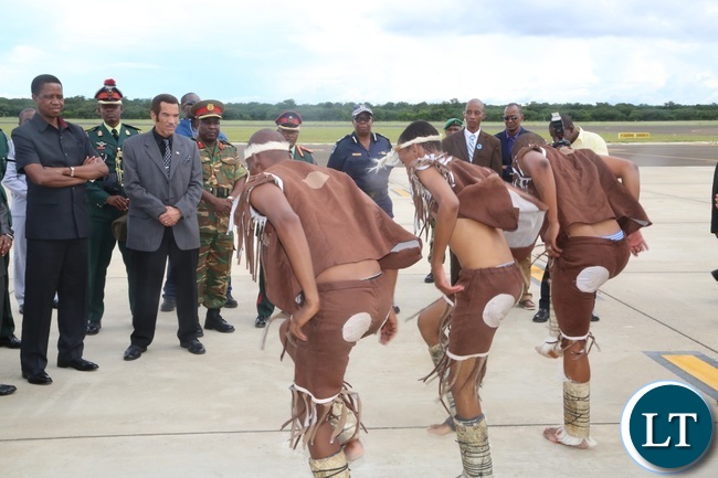 Matsosangwao traditional arts group welcomes President Edgar lungu (l) flanked by Botswana President Dr. Ian Khama shortly after his arrival at Kasane Airport