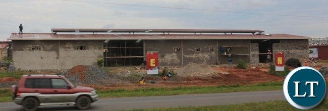 MEI MEI- Owners of Dolla Hill Mall on the Ndola-Kitwe Dual Carriage way have defied government's directive to stop the construction of a structure which is on the bufferzone of the Dual Carriage way. Here workers doing final touches to the strucure whose construction was stopped when it was at foundation level