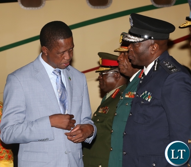 Inspector of Police Kakoma Kanganja(r) confers with President Edgar Lungu(l) at Kenneth Kaunda International Airport as the President Arrived from Israel last night around 19:04.Picture by Ennie Kishiki/Zanis.