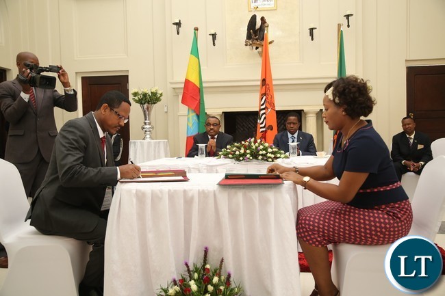 Minister of Information Mulenga Kampamba with Ethiopian Counterpart Minister, Government Communication Dr. Negeri Lencho signs the cooperation agreement on the media at State House whilst His Excellency President Edgar Lungu and His Ethiopian Counterpart Prime Minister Hailemariam Dessalagn looks on
