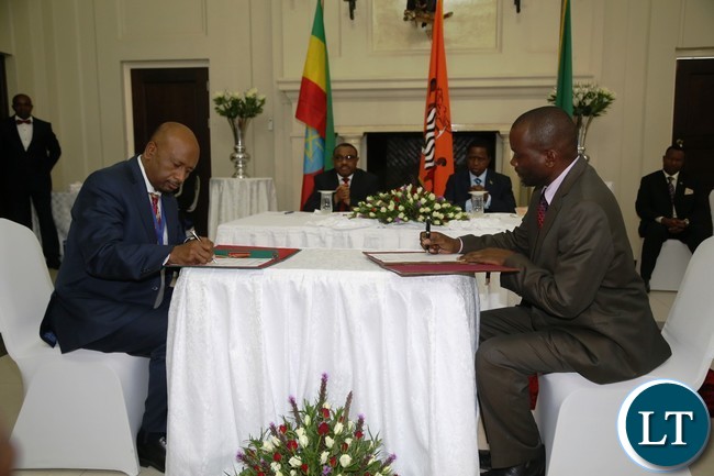Minister of Water and Development and Sanitation Lloyd Kaziya with Ethiopian Counterpart Minister of Water Irrigation and Electricty Dr. Seleshi Bekele signs the Memorandum of Understanding in field of Water and energy at State House whilst His Excellency President Edgar Lungu and His Ethiopian Counterpart Prime Minister Hailemariam Dessalagn looks on