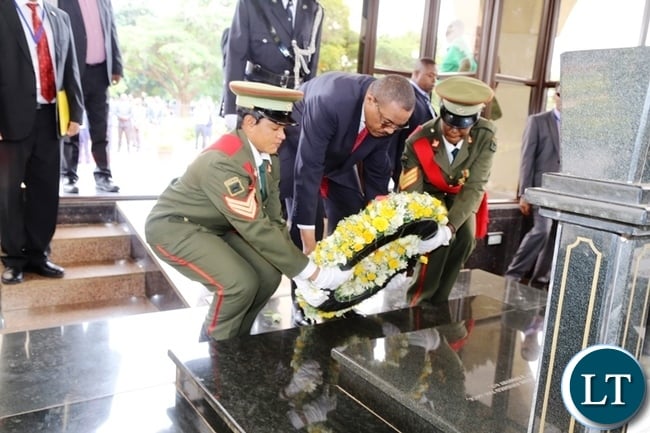 Ethiopian Prime Minister Hailemariam Dessalegn laying a wreath at the grave of Zambia's third late republican President Levy Patrick Mwanawasa at Embassy Park in Lusaka. Picture by SUNDAY BWALYA/ ZANIS. Ethiopian Prime Minister Hailemariam Dessalegn laying a wreath at the grave of Zambia's third late republican President Levy Patrick Mwanawasa at Embassy Park in Lusaka. Picture by SUNDAY BWALYA/ ZANIS.