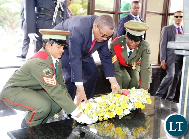 Ethiopian Prime Minister Hailemariam Dessalegn laying a wreath at the grave of Zambia's third late republican President Levy Patrick Mwanawasa at Embassy Park in Lusaka. Picture by SUNDAY BWALYA/ ZANIS.