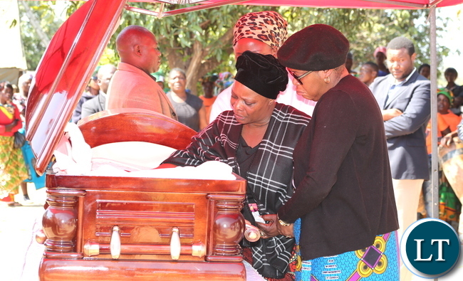 First Lady Esther Lungu pays her last respects to her late brother James Phiri during burial in Chongwe District on Friday, June 23,2017 –Picture by THOMAS NSAMA