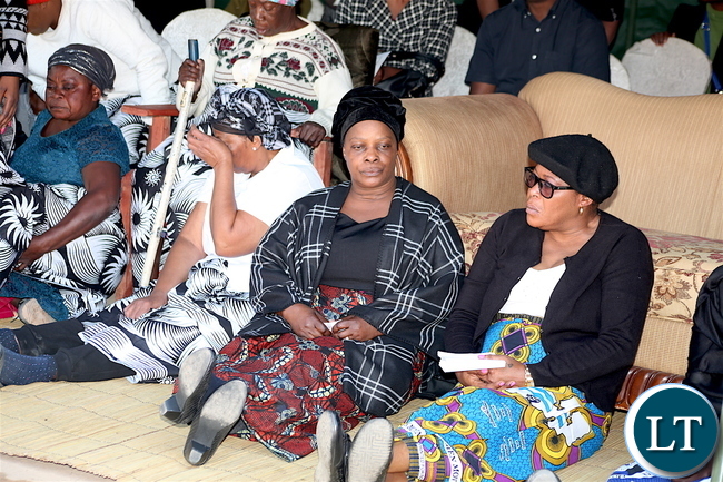 First Lady Esther Lungu pays her last respects to her late brother James Phiri during burial in Chongwe District on Friday, June 23,2017 –Picture by THOMAS NSAMA First Lady Esther Lungu pays her last respects to her late brother James Phiri during burial in Chongwe District on Friday, June 23,2017 –Picture by THOMAS NSAMA