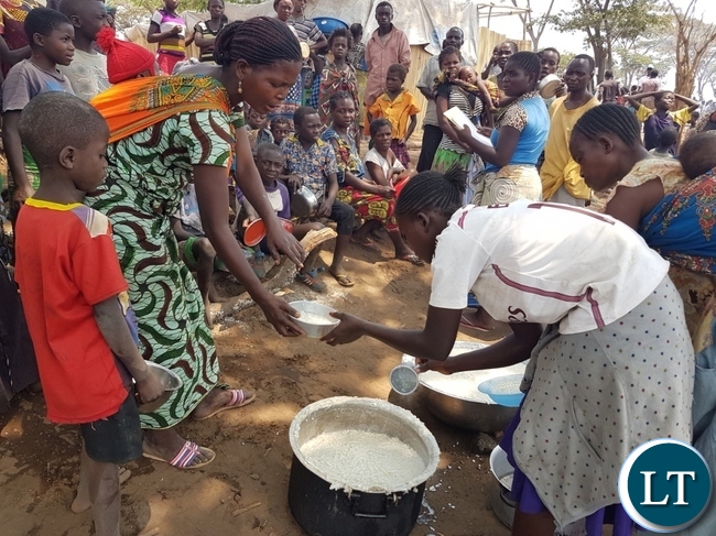 At Nchelenge Transit Centre in Chiengi, Luapula Province, Congolese refugees receive one of their three hot meals per day, provided by local authorities and UNHCR. ©UNHCR-Pumla Rulashe At Nchelenge Transit Centre in Chiengi, Luapula Province, Congolese refugees receive one of their three hot meals per day, provided by local authorities and UNHCR. ©UNHCR-Pumla Rulashe