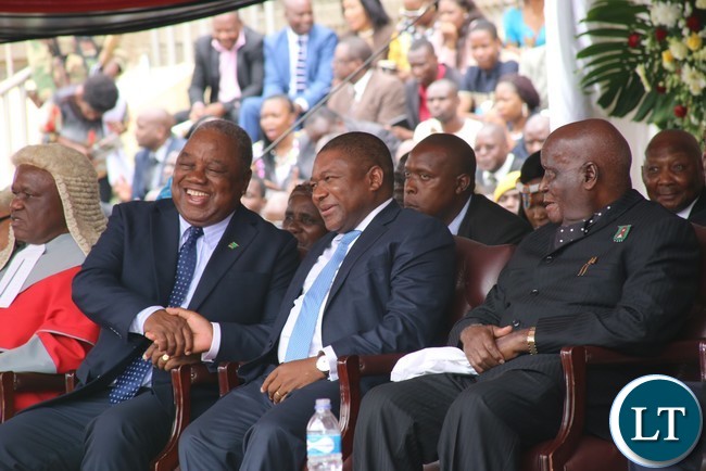 Former President Rupiah Banda confers with Namibian Vice President Hage Geingob while Dr.Kenneth Kaunda looks on during the Inauguration Ceremony at National Sports Stadium in the capital Harare