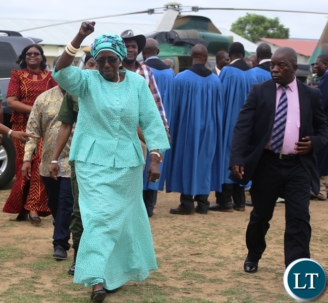 Vice President Inonge Wina waves at the people upon arrival in Kabwe for the official opening of the fertilizer plant in Kabwe. Picture by SUNDAY BWALYA/ ZANIS