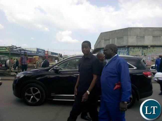 President Edgar Lungu is spending his New year's Eve helping clean up the City. He is accompanied by Minister of Health Dr. Chilufya Chitalu and Minister of Local Government Vincent Mwale