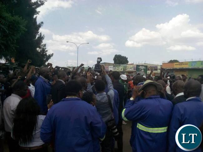 President Edgar Lungu is spending his New year's Eve helping clean up the City. He is accompanied by Minister of Health Dr. Chilufya Chitalu and Minister of Local Government Vincent Mwale