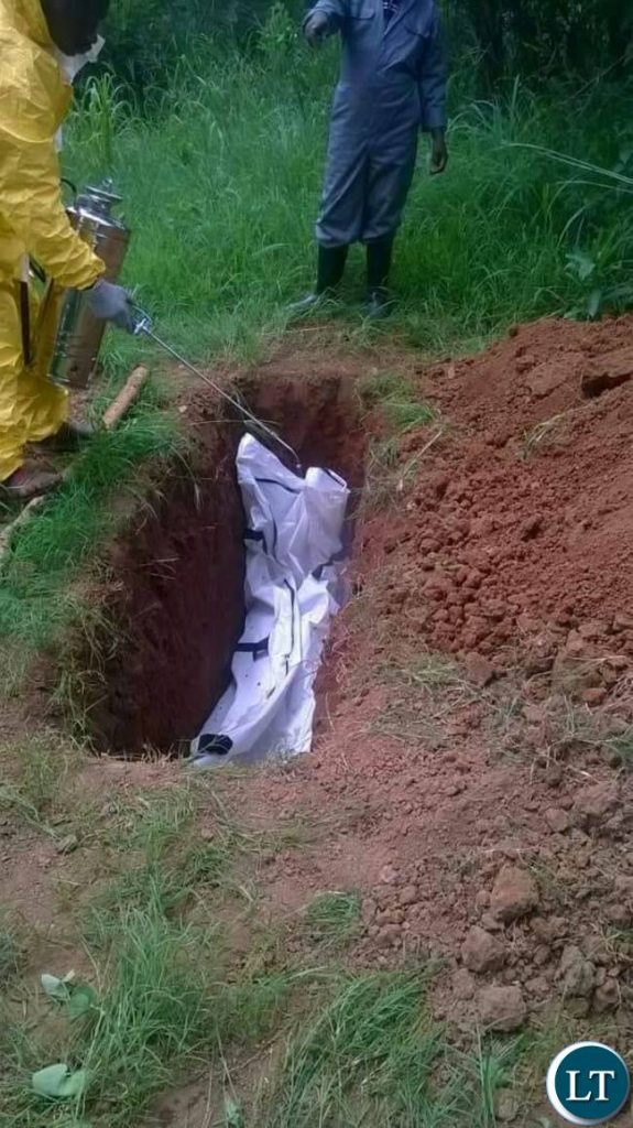 Cholera victim being buried this morning in Shimabala by Council officials.