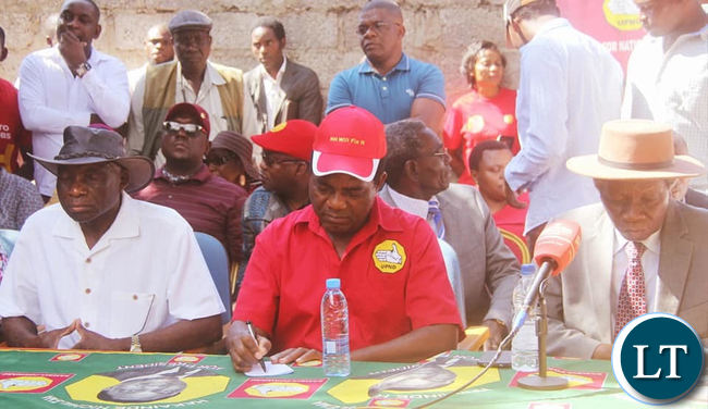 HH at the media briefing flanked by Mike Mulongoti and Charles Milupi