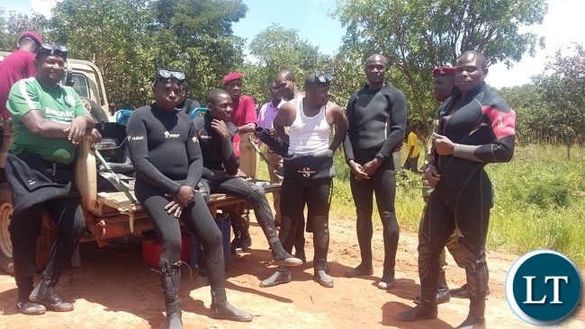 A team of commandos from Mushili commando unit preparing to go into a dam to continue searching for the last body of the six drowned pupils of poosa school primary in Serenje District.So far five bodies have been retrieved.
