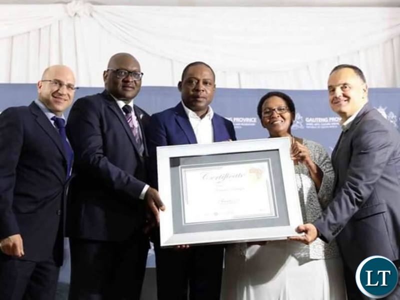 Kalusha Bwalya receiving the Award